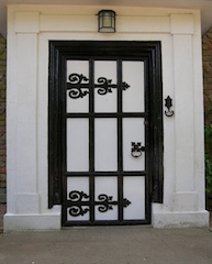 Puerta con remaches ornamentales en forja